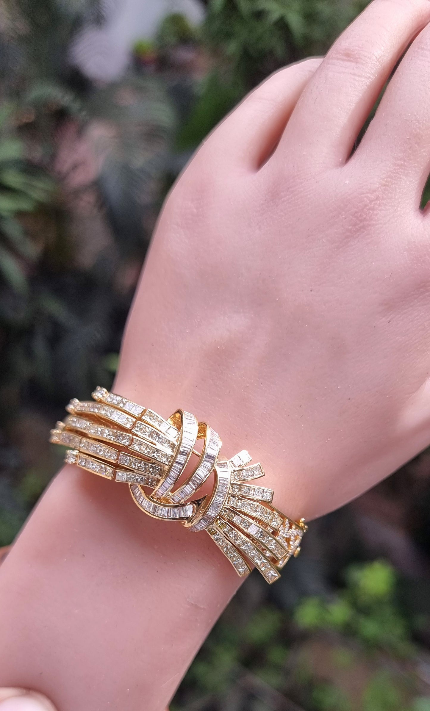 18K Gold White baguette Diamond Bangle