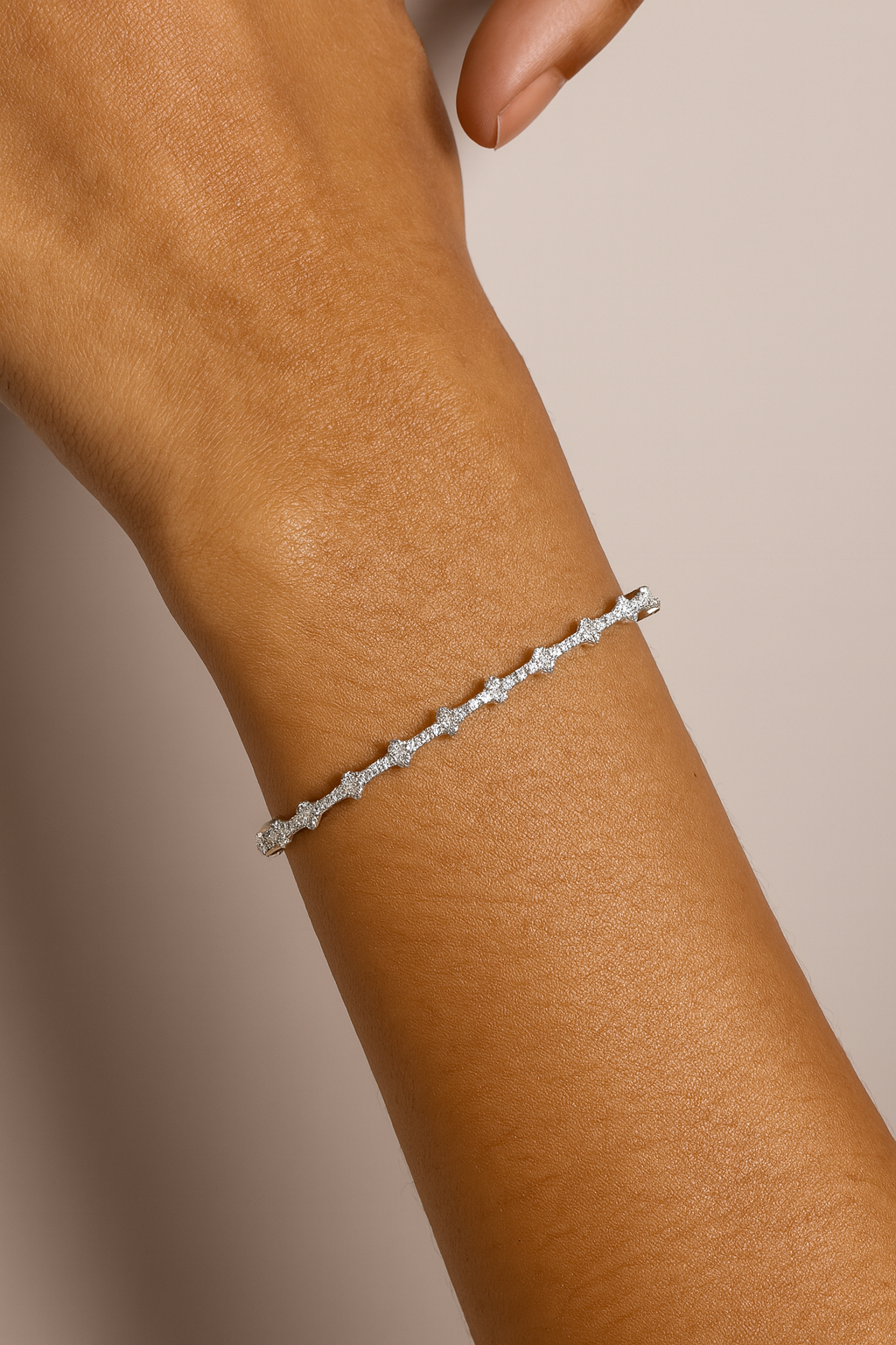 18K Gold White Diamond Floral Bangle