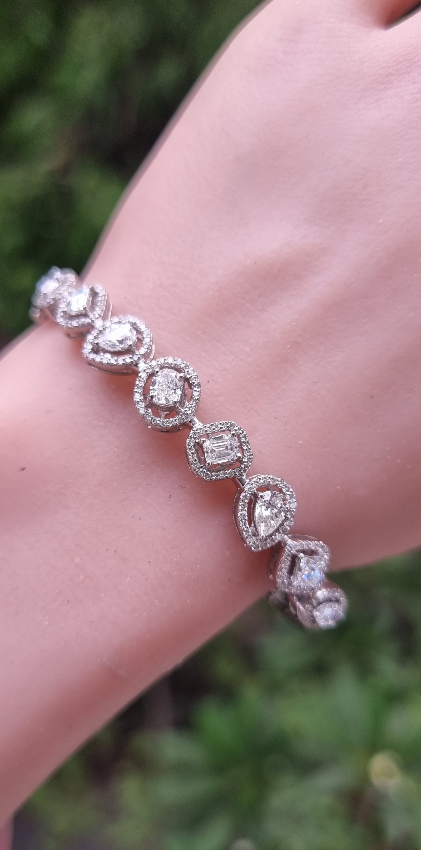 18K White Fancy Shape Diamond Bangle
