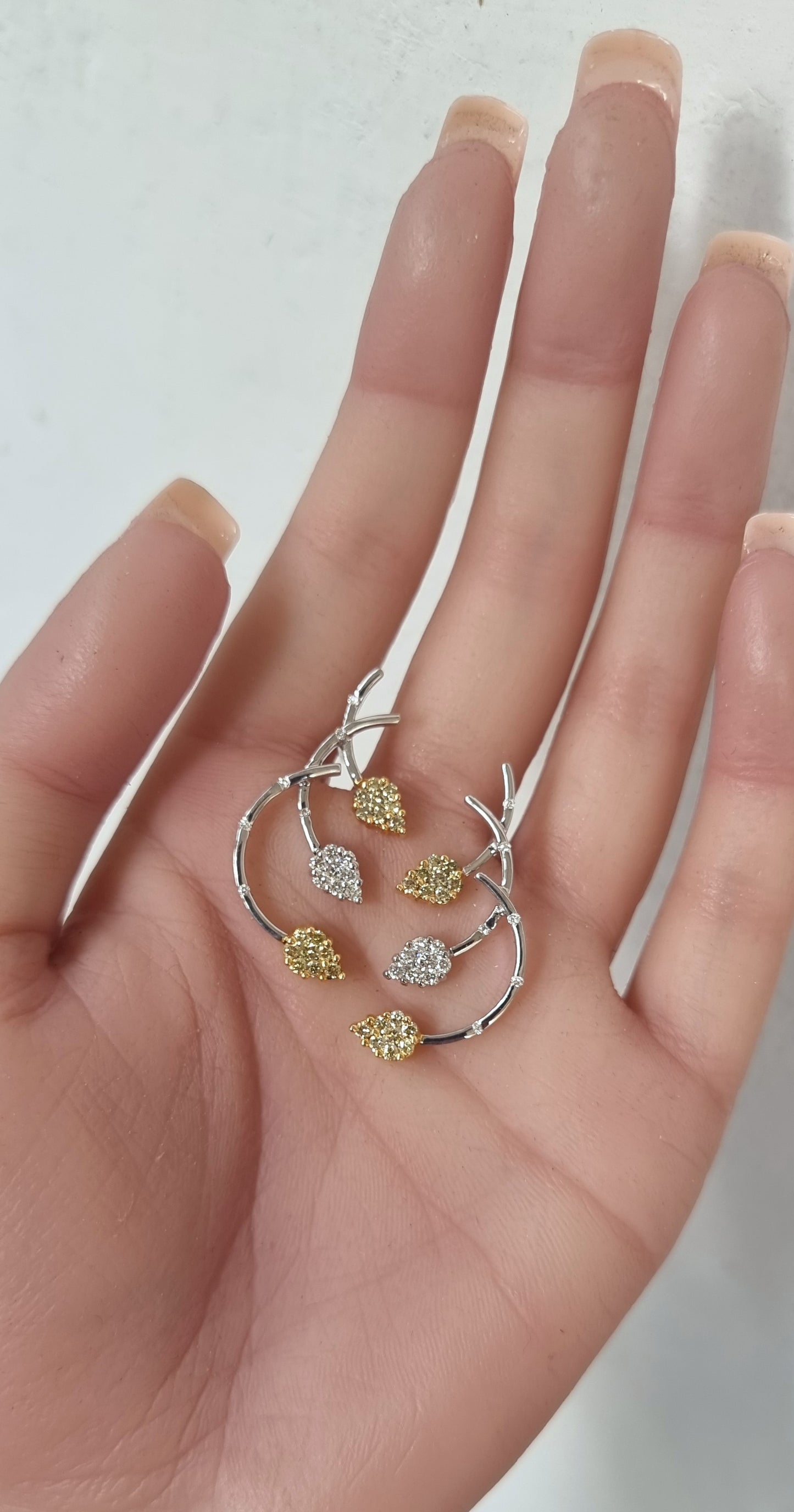1.43 ct Leaf Mix Color Diamond Earrings in 18K Gold