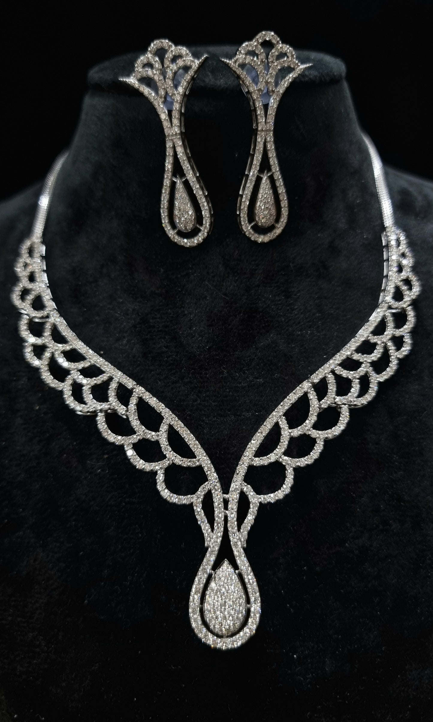 18K Gold White Diamond Modern Necklace with Pear Drop