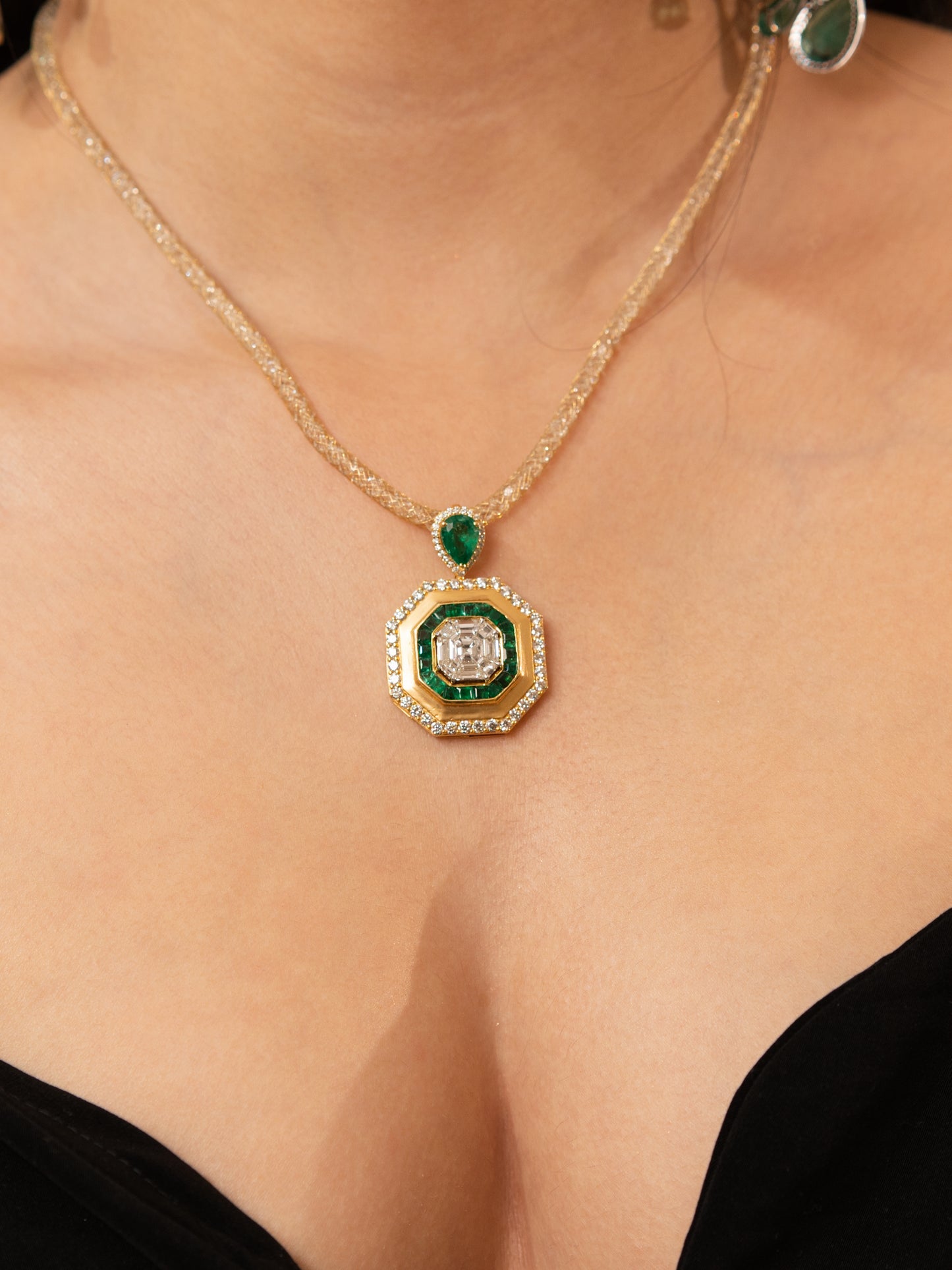 Emerald & Diamond Halo Pendant in 18k gold – Vintage Octagonal Statement Design